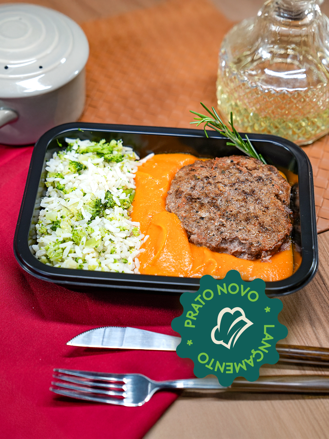 Polpetone de carne com arroz de br&oacute;colis e pur&ecirc; de cenoura