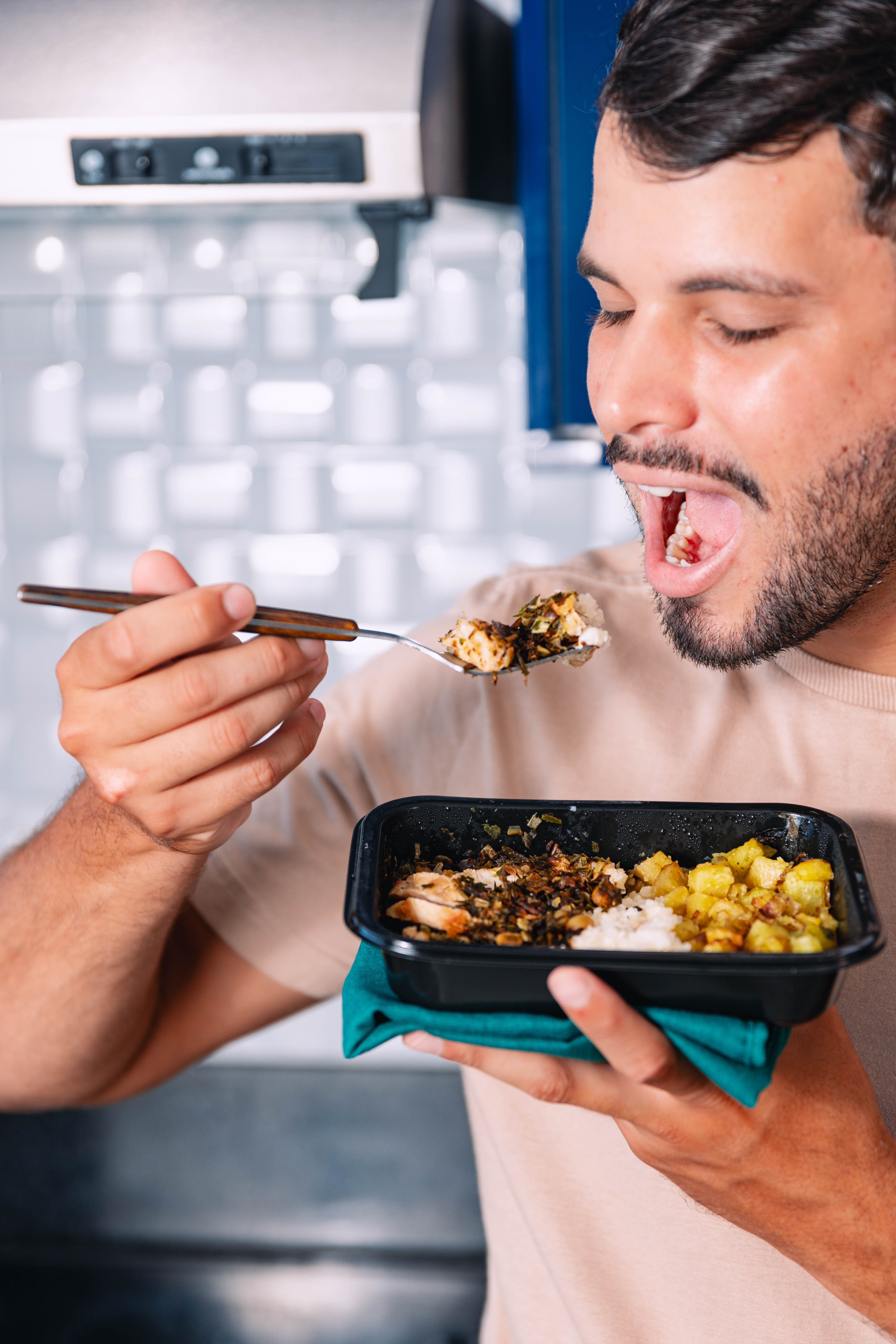 Comendo marmita