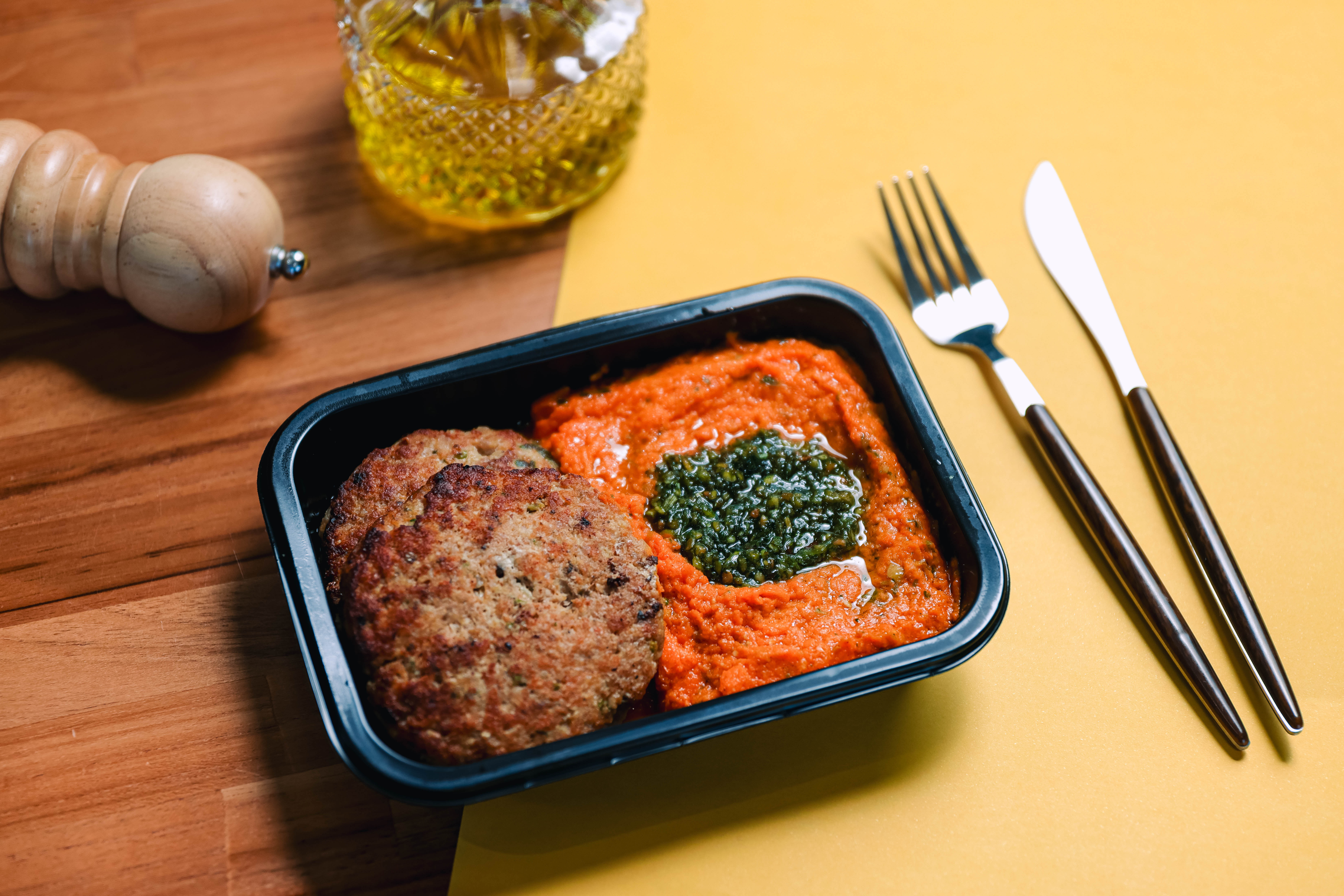 Burger de frango ao chimichurri com purê de cenoura