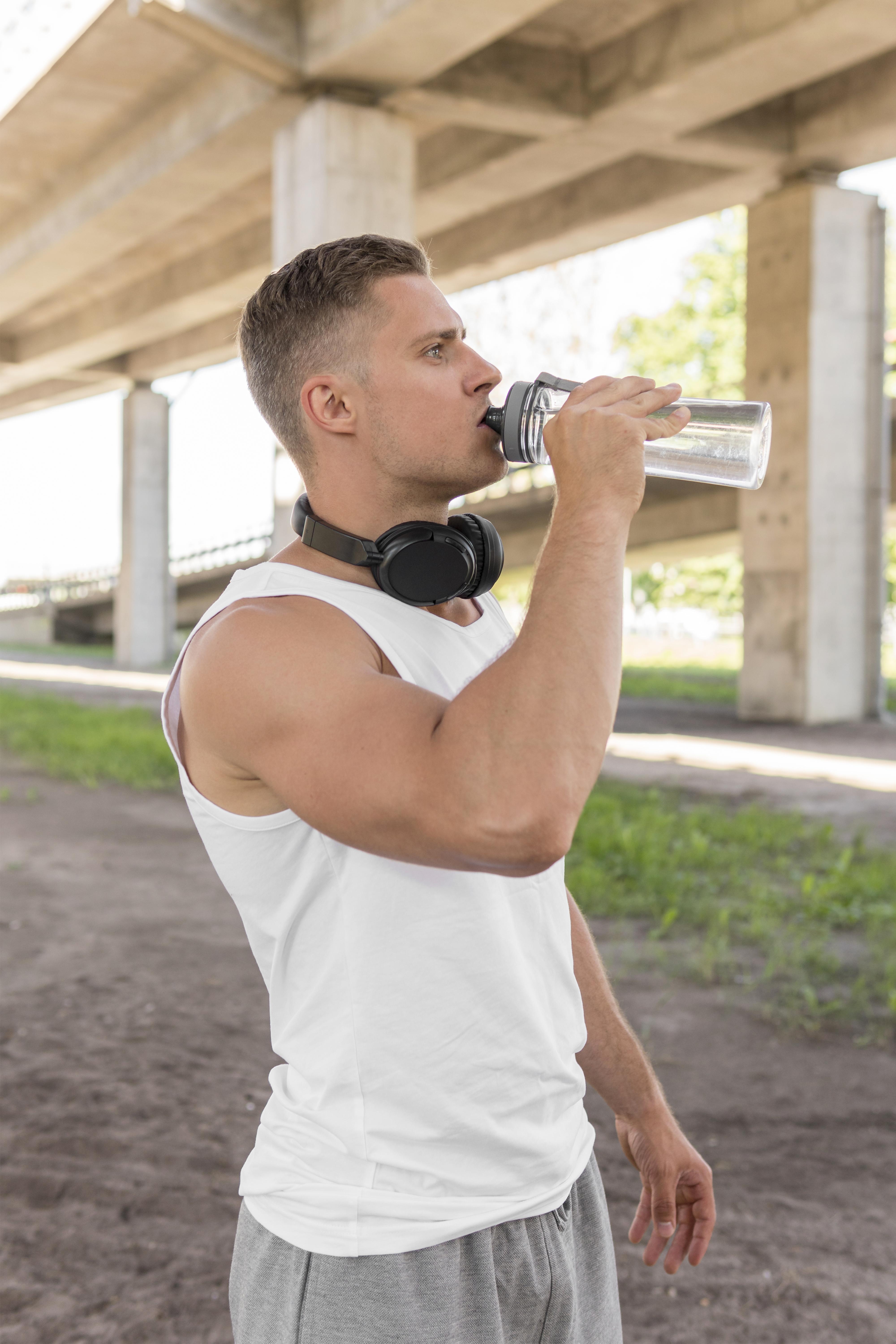 Homem praticando exercício e tomando água