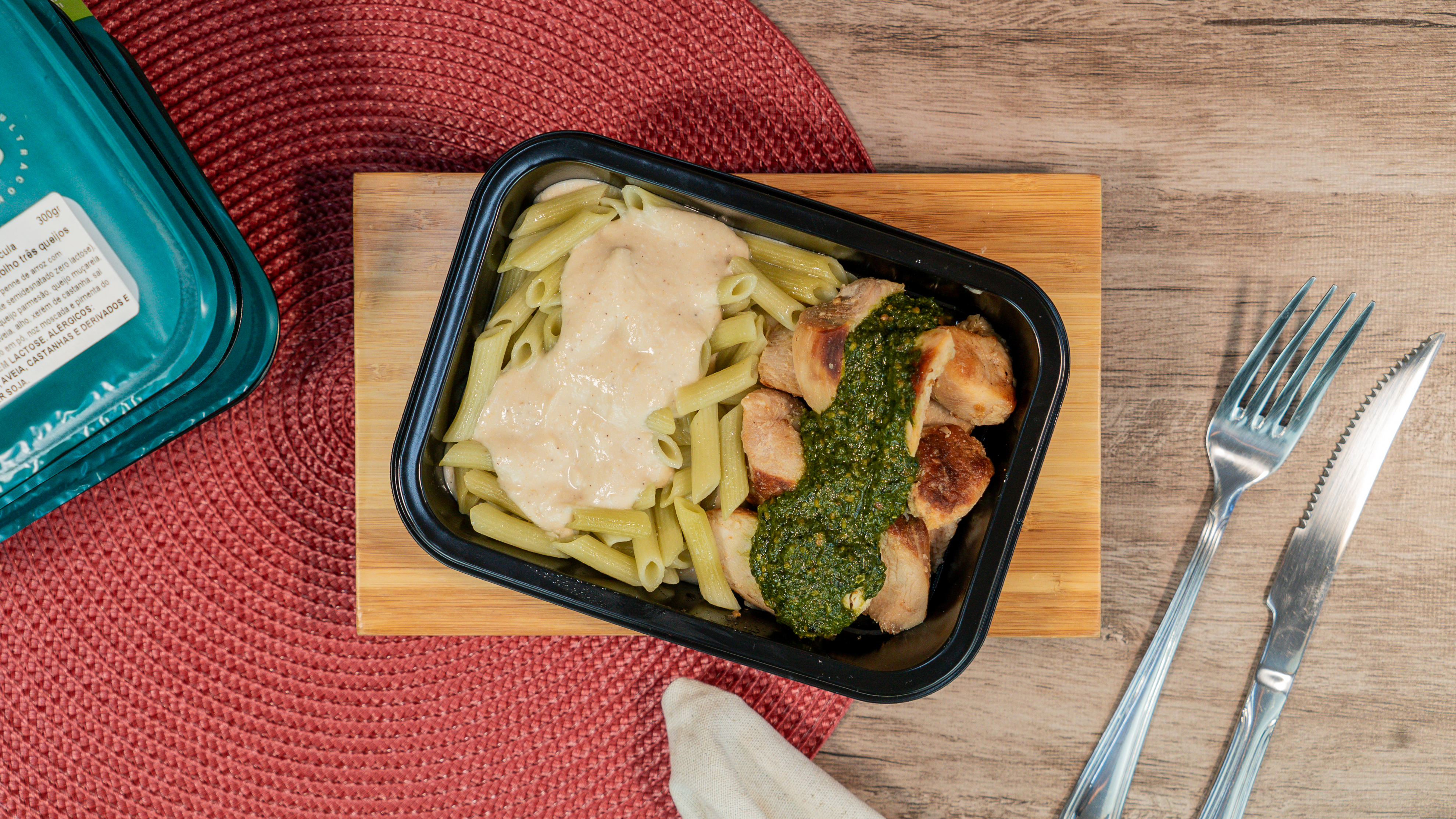 Filé de frango ao Pesto de rúcula com penne tradicional e molho três queijos
